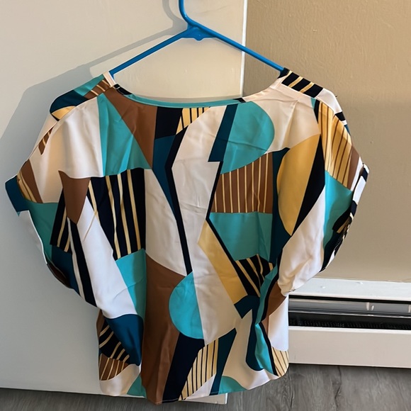 Selling a beautiful blouse size medium - Picture 4 of 5